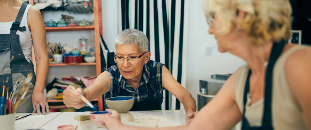 Ältere Frauen in einer Kunstgruppe