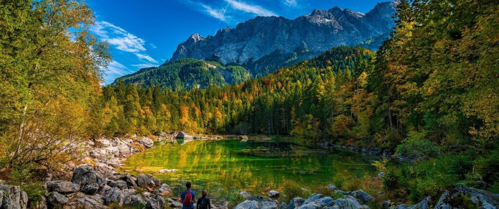 Ein Bergsee in traunhaften Farben
