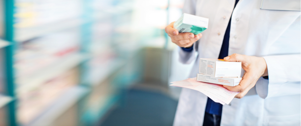 Eine Apothekerin stellt eine Medikamentenbestellung zusammen