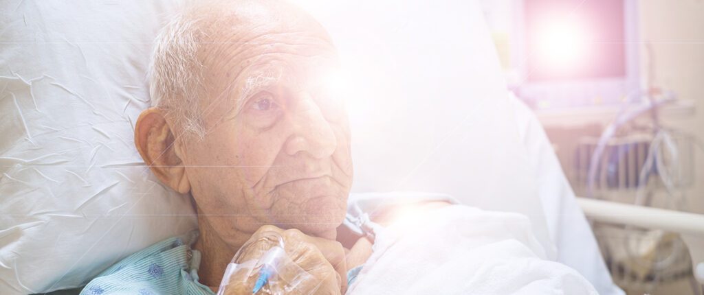 Ein Mann liegt in einem Krankenhausbett