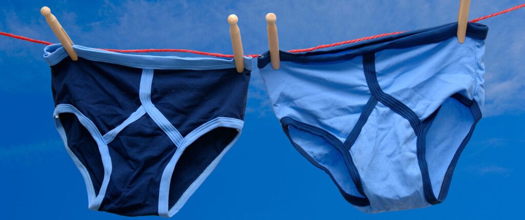 Zwei blaue Unterhosen auf einer Wäscheleine