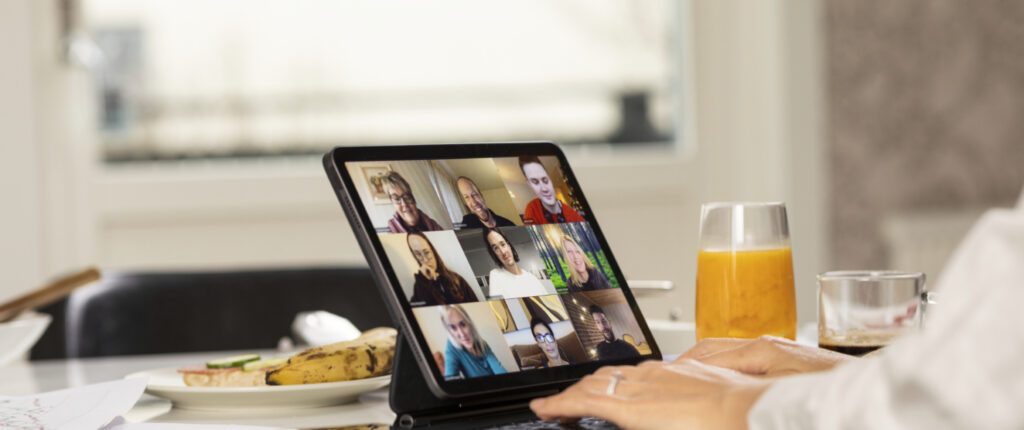 Ein Tablet auf einem Tisch