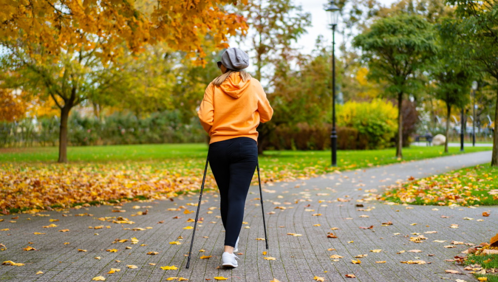 Nordic Walking an der frischen Luft: Bewegung und Aktivierung sind entscheidend bei einer Parkinson-Erkrankung.