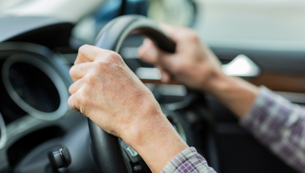 Wann sollten pflegebedürftige Angehörige das Auto stehen lassen: Ein Lenkrad und ein paar darum gelegte Hände.